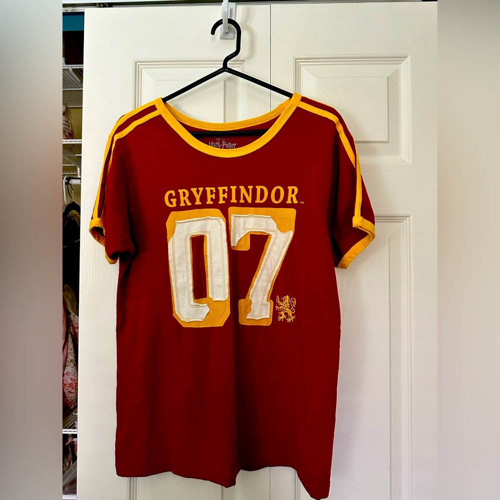 The Wizarding World of Harry Potter Gryfindor Shirt Size Small. 100% Cotton